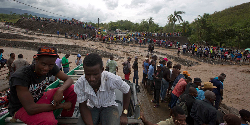 L'attraversamento del fiume La Digue dopo il crollo di un ponte - Haiti (AP Photo/Dieu Nalio Chery)