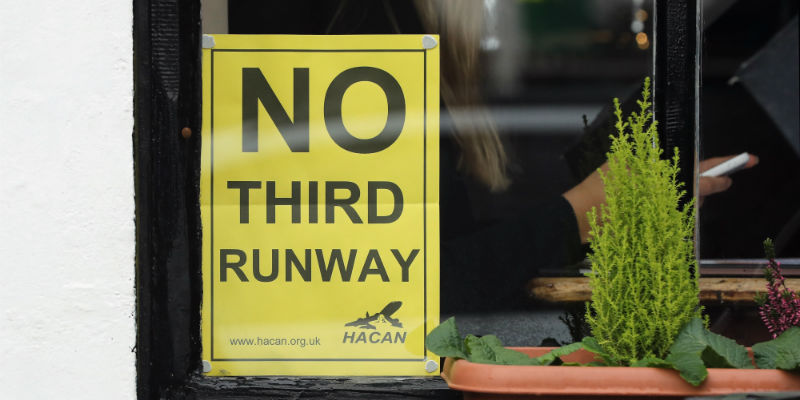 Un cartello contrario al progetto di espansione dell'aeroporto di Heathrow affisso a Harmondsworth, in Inghilterra (Dan Kitwood/Getty Images)