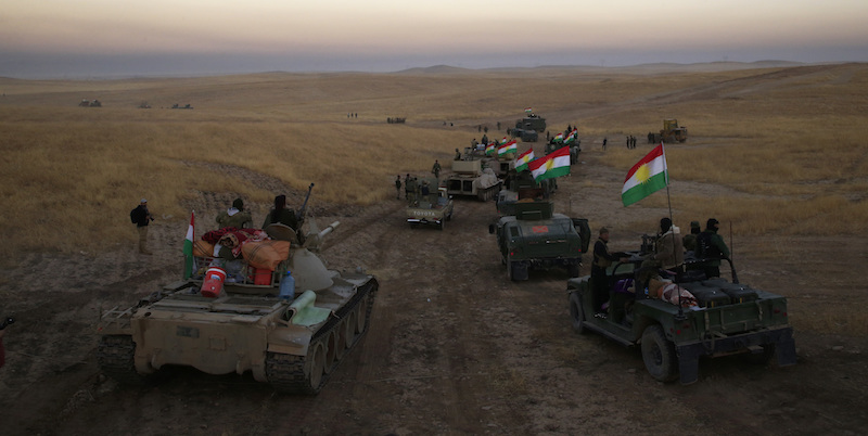 Un convoglio militare di peshmerga verso Khazer, a circa 30 chilometri da Mosul (AP Photo/Bram Janssen)