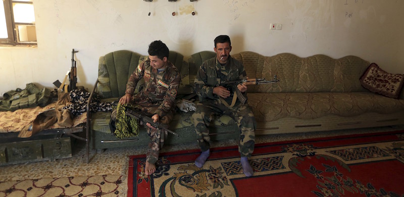 Due peshmerga a Bartella, in Iraq (AP Photo/ Khalid Mohammed)