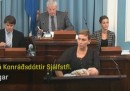 Una parlamentare islandese ha tenuto un intervento in aula mentre allattava la figlia