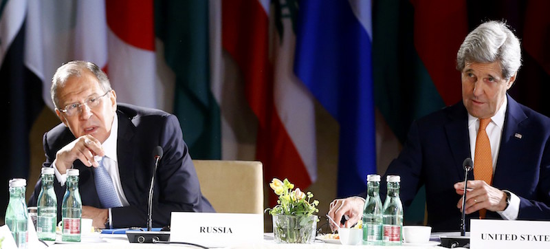 Il ministro degli Esteri russo Sergei Lavrov e il segretario di Stato americano John Kerry a Vienna, il 17 maggio 2016 (LEONHARD FOEGER/AFP/Getty Images)