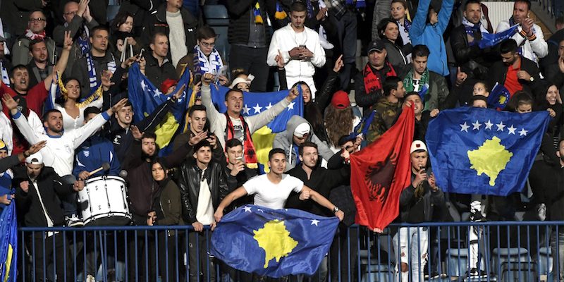 Tifosi kosovari a Turku durante la partita delle qualificazioni ai Mondiali del 2018 contro la Finlandia (JUSSI NUKARI/AFP/Getty Images)