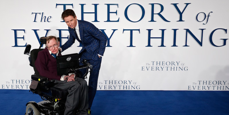 Stephen Hawking e Eddie Redmayne alla prima inglese del film "La teoria del tutto" (JUSTIN TALLIS/AFP/Getty Images)