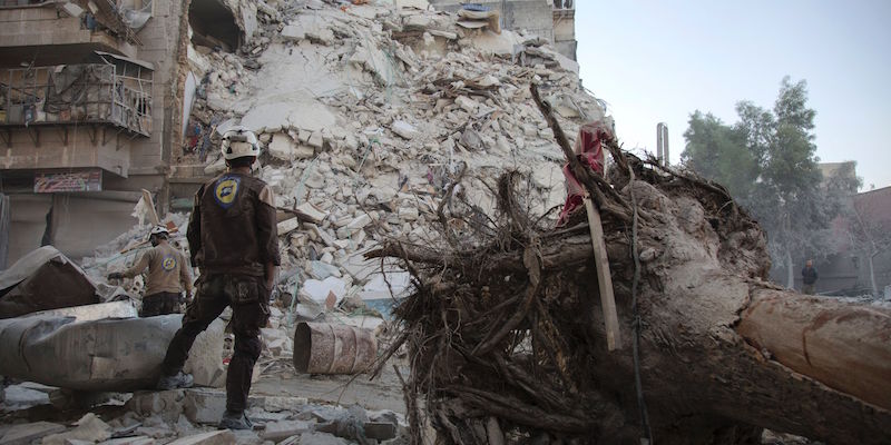 Un Casco bianco ad Aleppo (KARAM AL-MASRI/AFP/Getty Images)