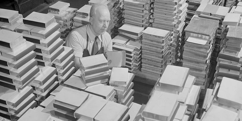 Libri messi ad asciugare dopo che le pagine sono state dorate alla Knickerbocker Press Printing Company di New York, negli anni Cinquanta
(Douglas Grundy/Three Lions/Getty Images)