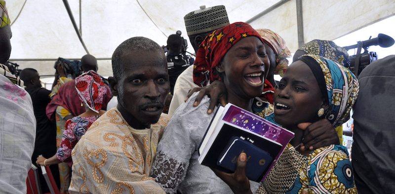 Una delle ragazze rapite viene abbracciata dai suoi famigliari Abuja, Nigeria, 16 ottobre 2016 (AP Photo/Olamikan Gbemiga)