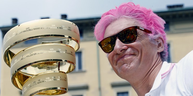 Oleg Tinkov nel 2015 con il trofeo del Giro d'Italia (LUK BENIES/AFP/Getty Images)