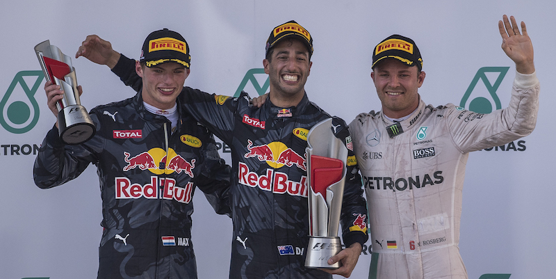 Max Verstappen, Daniel Ricciardo e Nico Rosberg sul podio (PEDRO UGARTE/AFP/Getty Images)