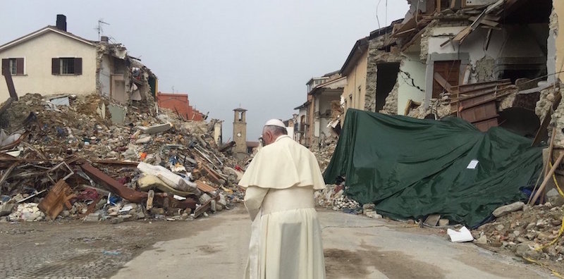 Papa Francesco prega tra le macerie ad Amatrice, 4 ottobre 2016
Greg Burke via Twitter