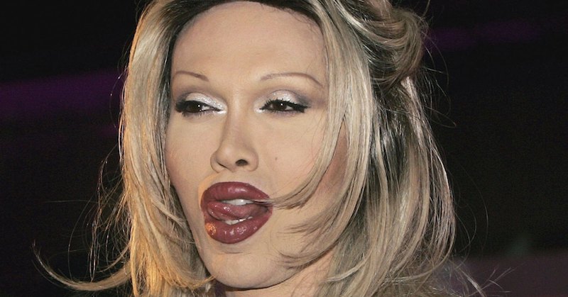 Pete Burns nel 2006 durante una puntata della versione britannica del Grande Fratello VIP (Gareth Cattermole/Getty Images)