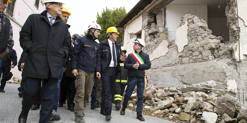 Matteo Renzi tra le macerie di Accumoli (ANSA / US PALAZZO CHIGI - TIBERIO BARCHIELLI)