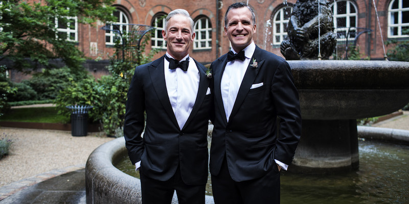 L'amabasciatore americano in Danimarca Rufus Gifford, a destra, dopo essersi sposato col suo compagno Stephen DeVincent al municipio di Copenaghen, il 10 ottobre 2015 (Rasmus Flindt Pedersen/Polfoto via AP)