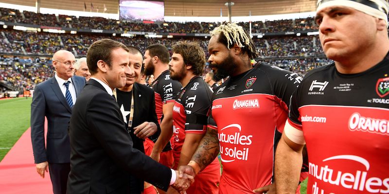 Il presidente francese Emmanuel Macron stringe la mano ai giocatori del Tolone prima della finale del campionato di rugby francese allo Stade de France di Parigi (CHRISTOPHE SIMON/AFP/Getty Images)