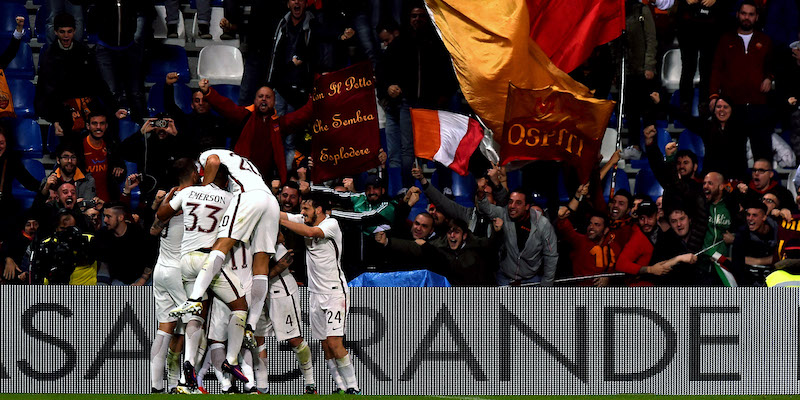 I giocatori della Roma festeggiano il terzo gol al Sassuolo segnato da Radja Nainggolan (Tullio M. Puglia/Getty Images)