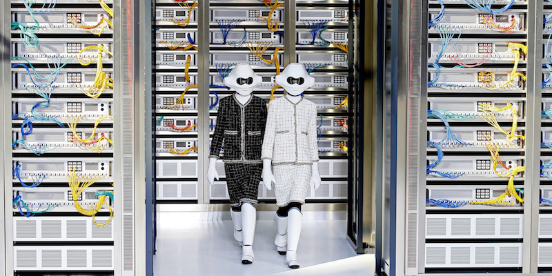 Due modelle con indosso maschere, guanti e parastinchi simili a quelli degli stormtrooper di Star Wars durante la sfilata della collezione prêt-à-porter primavera-estate 2017 di Chanel, il 4 ottobre 2016 a Parigi (AP Photo/Francois Mori)