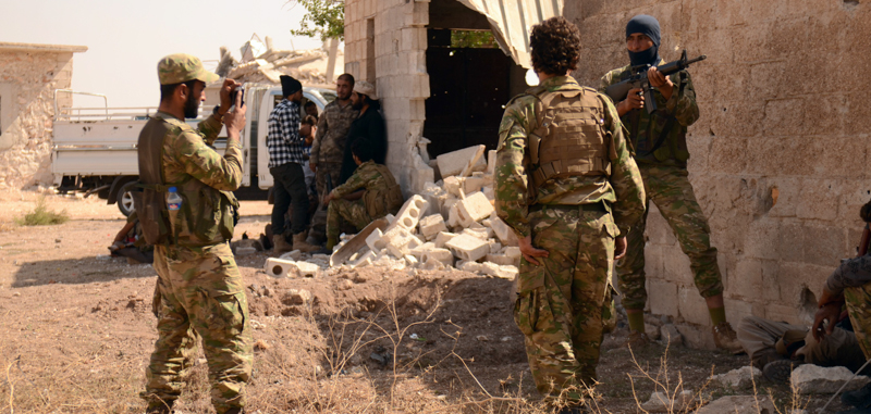 Un gruppo di ribelli siriani dopo aver riconquistato il villaggio di Rael, vicino a Dabiq, lo scorso 9 ottobre. (NAZEER AL-KHATIB/AFP/Getty Images)