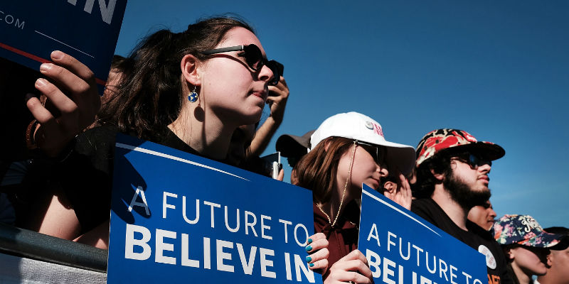 Alcuni giovani sostenitori di Bernie Sanders durante un suo comizio a New York, il 17 aprile 2016 (Spencer Platt/Getty Images)