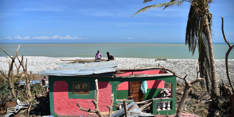 Una casa danneggiata dall'uragano Matthew a Gomier, ad Haiti, l'8 ottobre 2016 (HECTOR RETAMAL/AFP/Getty Images)
