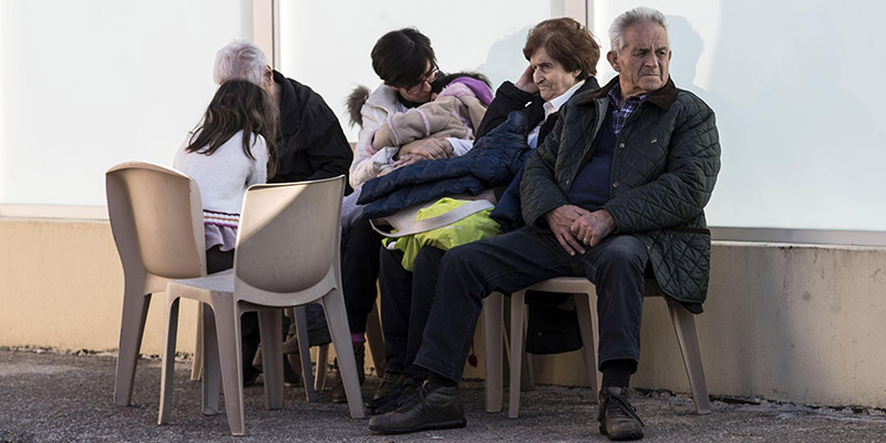 Persone colpite dal terremoto del centro Italia a Porto Sant'Elpidio al centro turistico Holiday ora adibito per ospitarli, 31 ottobre 2016 (ANSA/MASSIMO PERCOSSI)