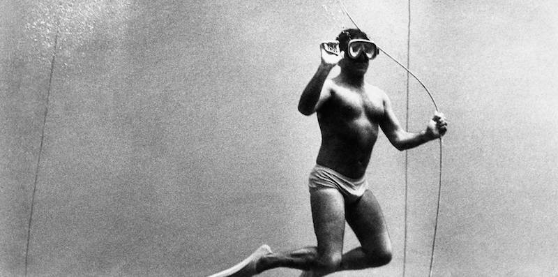 Enzo Maiorca, durante l'immersione in apnea in assetto costante con la quale ha stabilito il record mondiale toccando i -58 metri, agosto 1973
(Francesco Leoni/ArchiviFarabola)