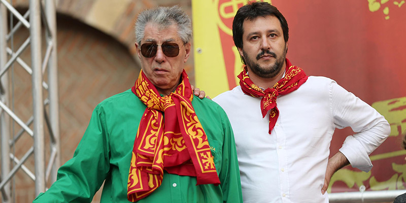 Umberto Bossi e Matteo Salvini durante la manifestazione di solidarietà per gli indipendentisti arrestati a Verona, in un'immagine del 6 aprile 2014 
(ANSA/FILIPPO VENEZIA)