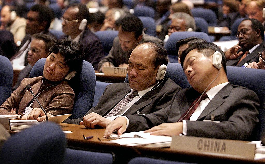 Alcuni membri della delegazione cinese dormono durante il meeting dell'International Civil Aviation Organization del 19 febbraio 2002, a Montreal. (MARCOS TOWNSEND/AFP/Getty Images)