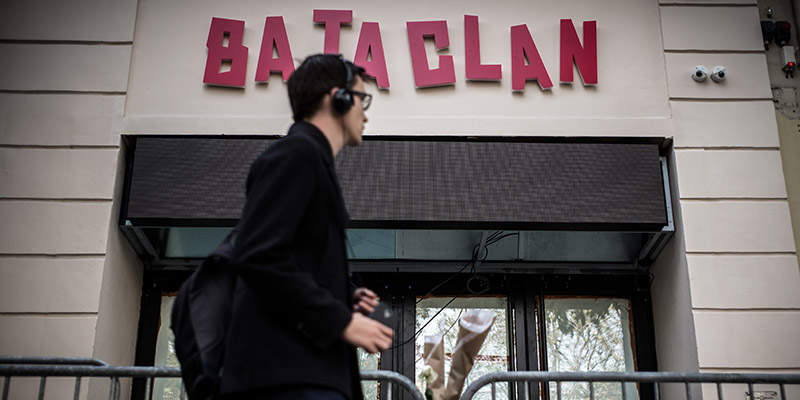 Un ragazzo davanti al Bataclan di Parigi, 1 novembre 2016 (PHILIPPE LOPEZ/AFP/Getty Images)