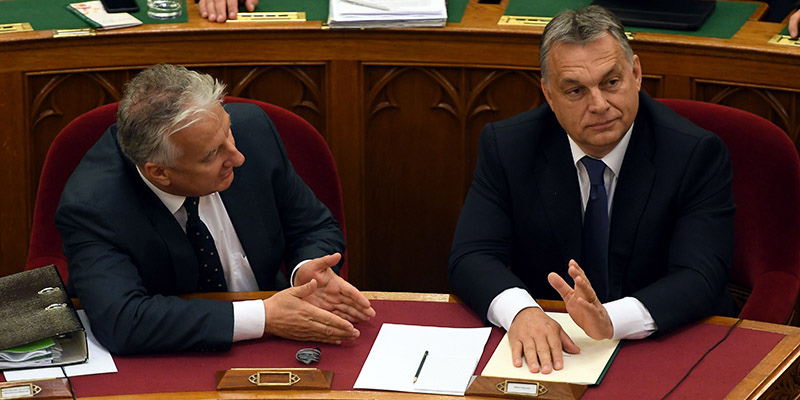 Viktor Orban e il vice primo ministro Zsolt Semjen in attesa del voto al parlamento ungherese sull'emendamento costituzionale contro i migranti, Budapest, 8 novembre 2016 (ATTILA KISBENEDEK/AFP/Getty Images)