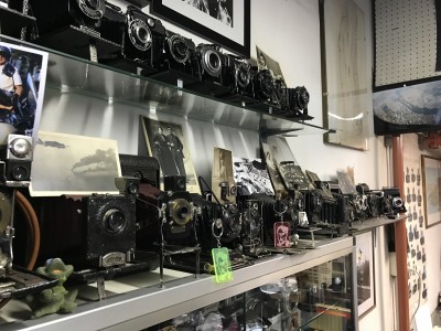 Una vista sulla sezione "vintage" delle macchine fotografiche esposte nel laboratorio di Gigi Carminati