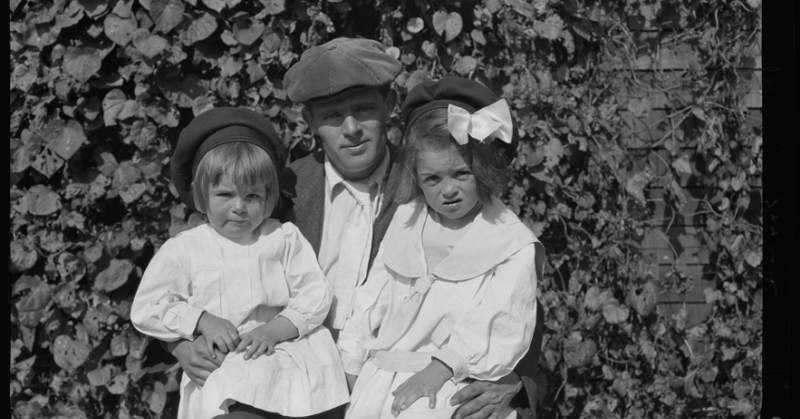 Jack London con le figlie Joan e Becky nel 1905
(Sonoma County Library)