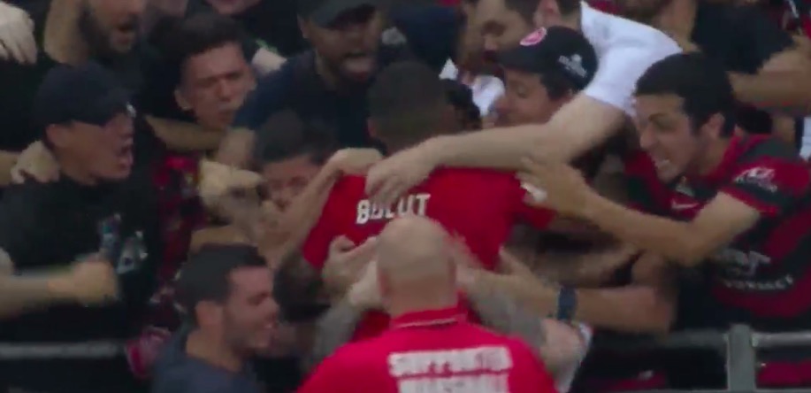 Dopo un gol è sempre meglio dare un’occhiata al guardalinee