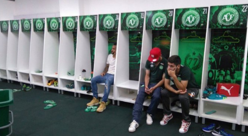 La foto dei giocatori del Chapecoense che non erano sull’aereo precipitato
