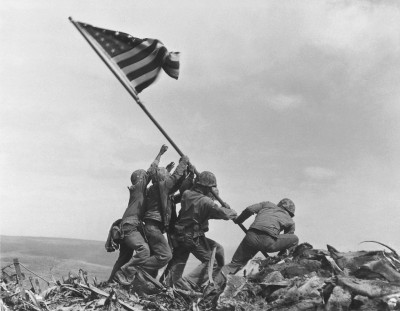 È una delle foto di guerra più famose di sempre: fu scattata il 23 febbraio 1945 da Joe Rosenthal, un fotografo di Associated Press che quel giorno si trovava sul monte Suribachi, sull’isola giapponese di Iwo Jima. Rosenthal fotografò sei soldati dell’esercito americano mentre issavano una bandiera degli Stati Uniti sulla cima del colle; la foto diventò rapidamente un simbolo della Seconda guerra mondiale, e successivamente una delle immagini più celebri di tutto il Novecento. La storia della foto però è più complicata di così, come potete leggere qui. (AP Photo/Joe Rosenthal)