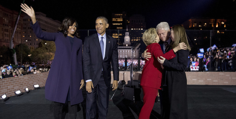 Hillary Clinton con il marito Bill Clinton, la figlia Chelsea e Barack e Michelle Obama dopo l'evento Philadelphia, in Pennsylvania, 7 novembre 2016 
(AP Photo/Andrew Harnik)