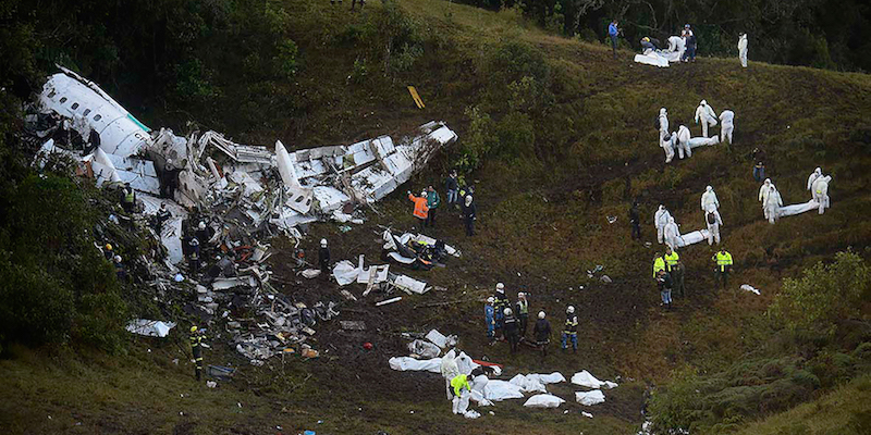 I rottami dell'aereo precipitato e i soccorritori - La Union, Colombia, 29 novembre 2016
(RAUL ARBOLEDA/AFP/Getty Images)