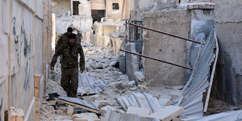 Soldati siriani nel quartiere Masaken Hanano di Aleppo orientale (GEORGE OURFALIAN/AFP/Getty Images)