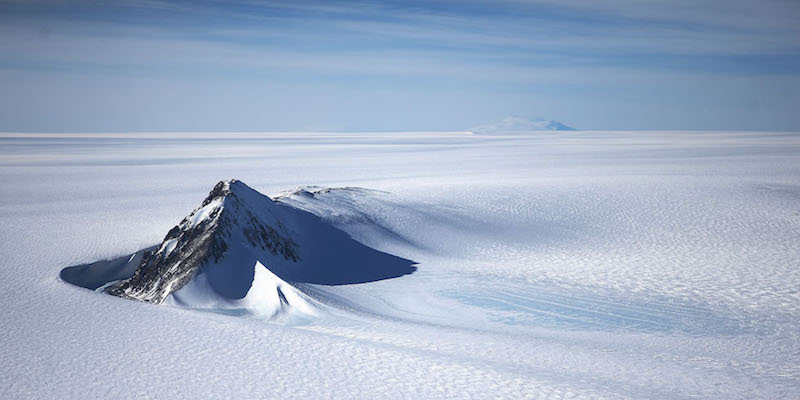 Una montagna dell'Antartide fotografata da uno dei voli della missione IceBridge, il 28 ottobre 2016 (Mario Tama/Getty Images)