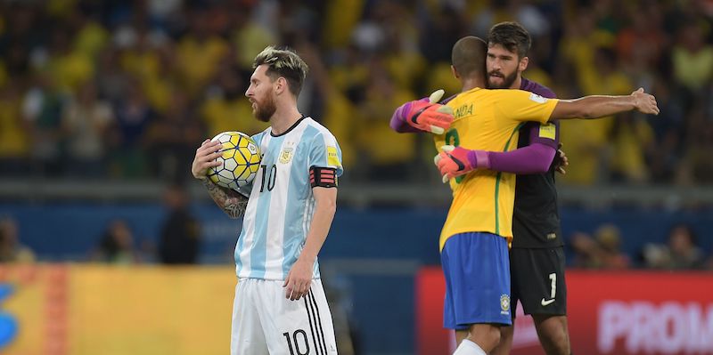 Lionel Messi dopo la sconfitta contro il Brasile (DOUGLAS MAGNO/AFP/Getty Images)