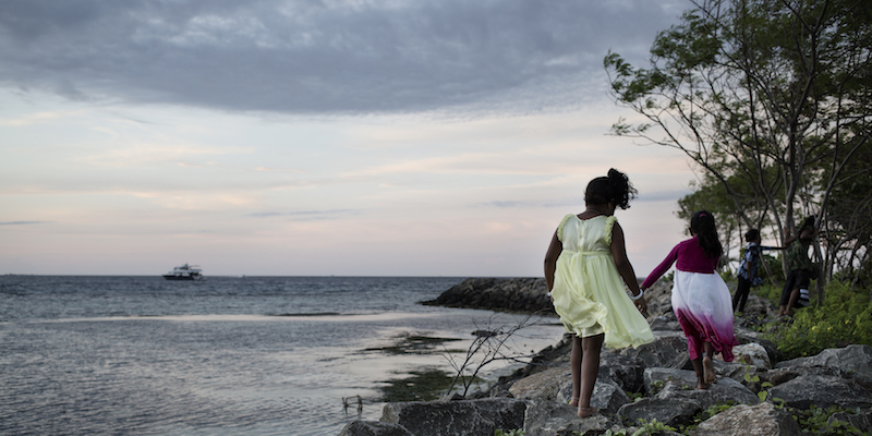 Bambine sull'isola di Maafushi, alle Maldive, uno dei paesi più minacciati dall'aumento del livello degli oceani, il 31 ottobre 2016 (Aishath Adam/Getty Images)