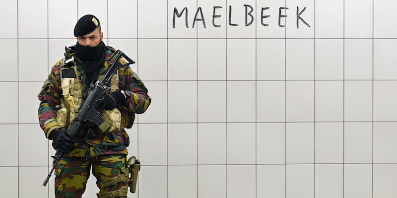 Un militare belga alla stazione della metro di Maelbeek, a Bruxelles (JOHN THYS/AFP/Getty Images)