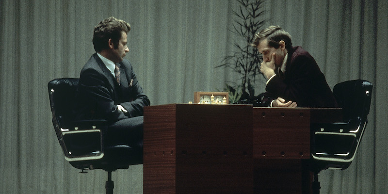 Gli scacchisti Bobby Fischer, a destra, e Boris Spassky durante la cosiddetta "partita del secolo" tenutasi a Reykjavík, in Islanda, il 31 agosto 1972 (AP Photo/J. Walter Green)
