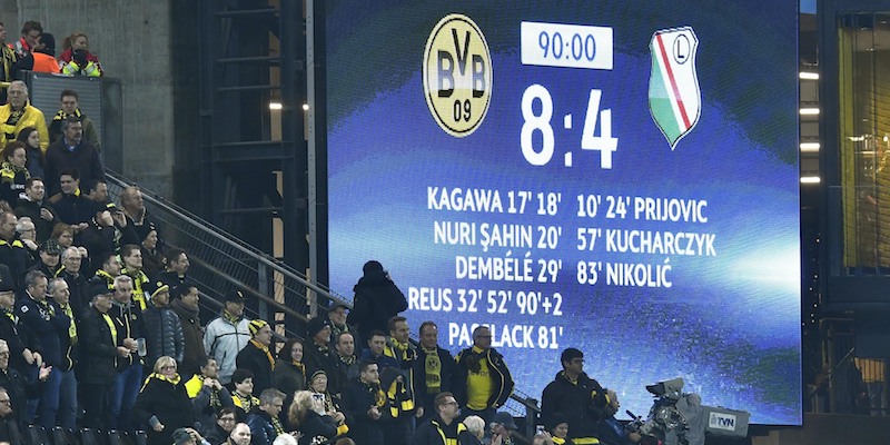 Il tabellone del Signal Iduna Park di Dortmund (AP Photo/Martin Meissner)
