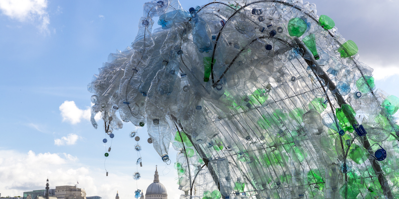 "L'onda", una scultura fatta di bottiglie di plastica realizzata dall'artista Wren Miller su commissione di BRITA, l'azienda tedesca di caraffe filtranti, a Londra, il 15 giugno 2016 (Toby Smith/Getty Images for BRITA)