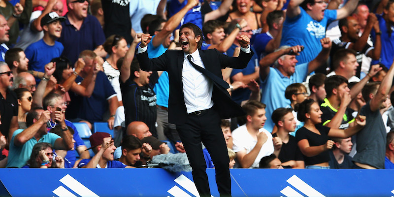 Antonio Conte esulta dopo un gol segnato nella partita di campionato contro il Burnley (Steve Bardens/Getty Images)