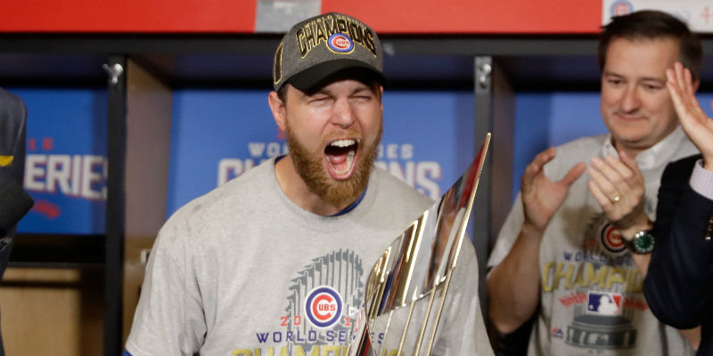Il giocatore dei Chicago Cubs Ben Zobrist con il premio come MVP (Most Valuable Player) delle World Series e il cappello celebrativo per la vittoria delle finali, il 2 novembre 2016 (David J. Phillip-Pool/Getty Images)
