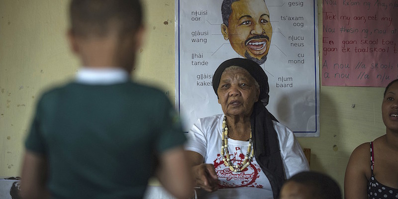 Katrina Esau, una delle poche persone a parlare ancora una lingua Khoisan in Sudafrica (MUJAHID SAFODIEN/AFP/Getty Images)