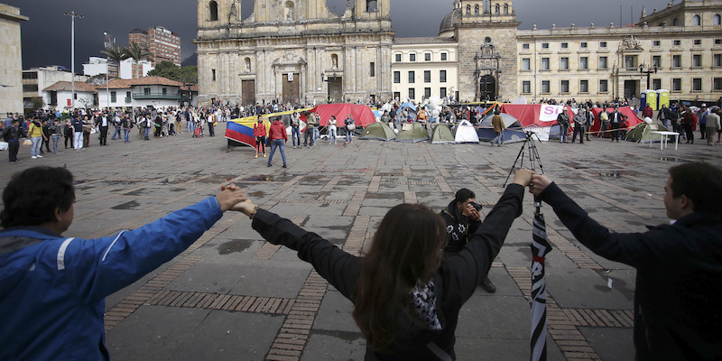 Persone che manifestano in favore dell'accordo tra il governo colombiano e le FARC, l'8 ottobre 2016, a Bogotà (AP Photo/Ivan Valencia, File)
