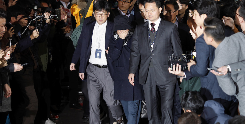 Choi Soon-sil, al centro, fuori dall'ufficio del procuratore, a Seul (Woohae Cho/Getty Images)