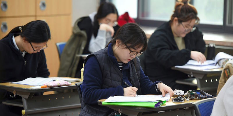 Studentesse impegnate nel CSAT a Seul, il 17 novembre 2016 (JUNG YEON-JE/AFP/Getty Images)